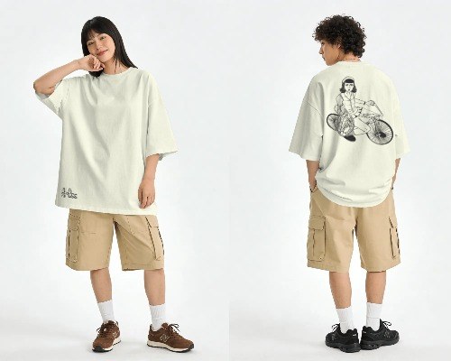 Dos modelos con la camiseta oversized color crema, vistas de frente y de espalda, con shorts cargo.
